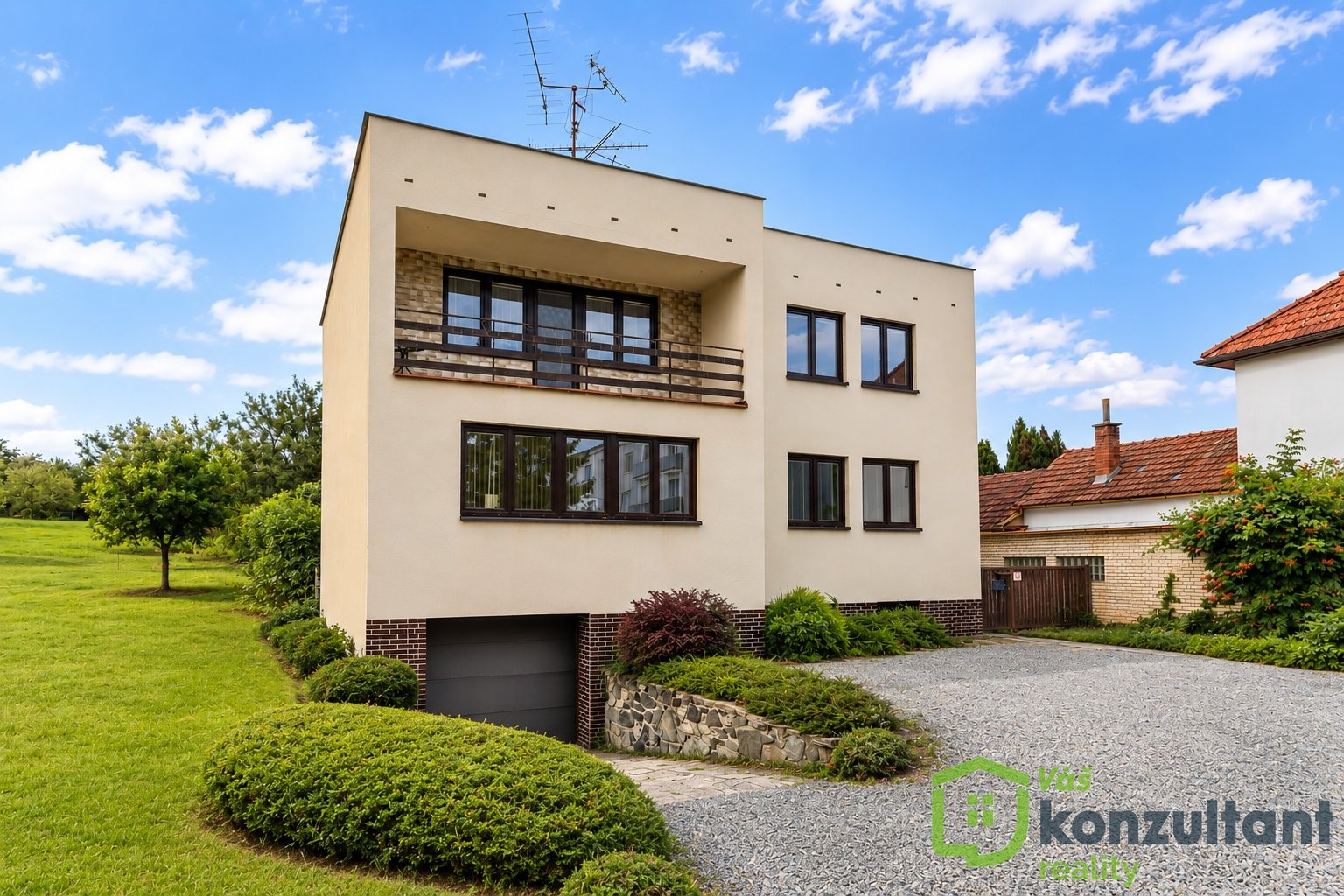 Rodinný dům se dvěma bytovými jednotkami 3+1, garáží a pozemkem 2 133 m², Střelice u Brna
